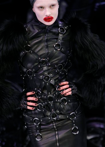 Illustration for article titled Alexander McQueen Fall/Winter 2009: Derelicte In Wonderland